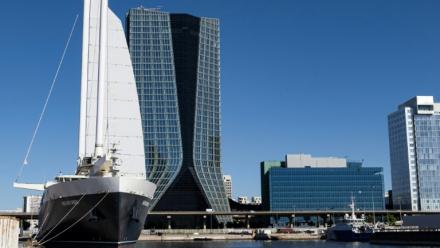 Neoliner Origin, le premier cargo à voile de nouvelle génération, au port de Marseille, le 6 octobre 2025