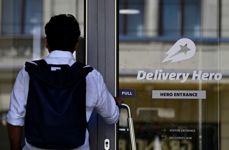 Un employé arrive au siège de l'entreprise allemande de livraison de repas Delivery Hero, le 16 juillet 2026 à Berlin