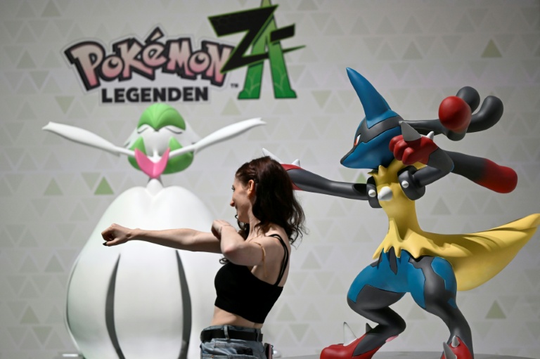 Une visiteuse du salon des jeux vidéo Gamescom devant des figurines du jeu
