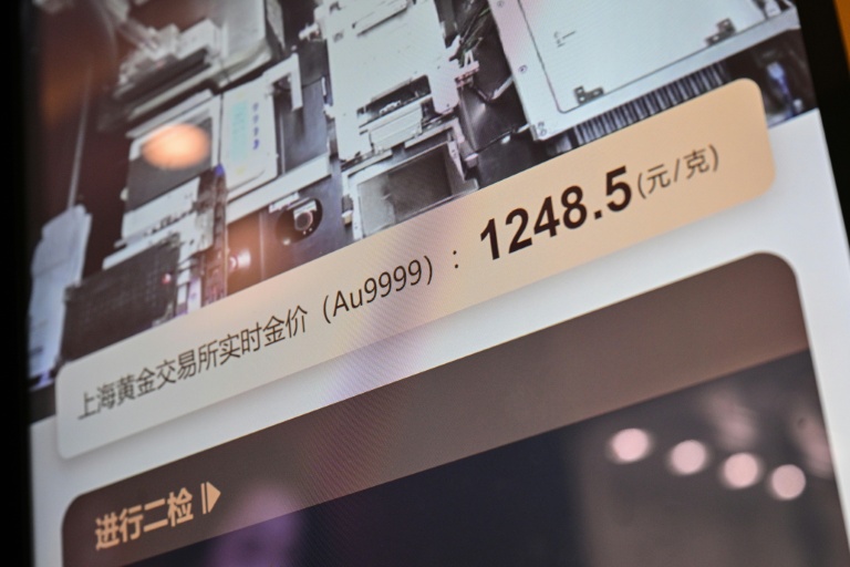 Le cours de l'or s'affiche sur un automate dans un centre commercial de Shanghai, en Chine, le 29 janvier 2026