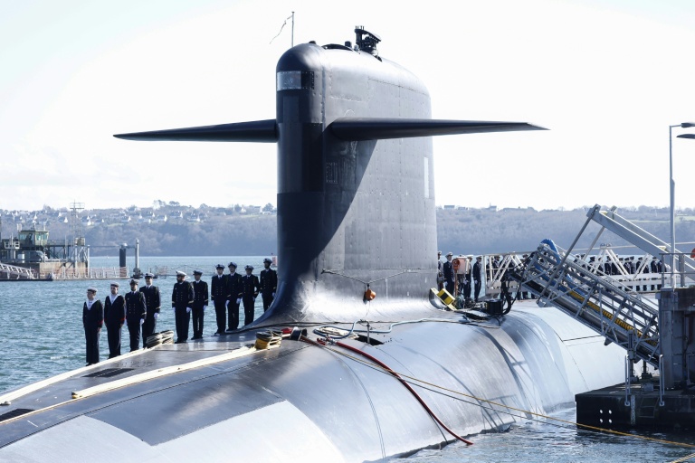 Des membres de la Marine nationale sur le pont d'un sous-marin à l'occasion de la visite du président Emmanuel Macron à la base navale de sous-marins nucléaires de l'île Longue à Crozon, le 2 mars 2026 dans le Finistère