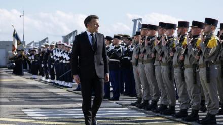 Le président Emmanuel Macron passe en revue les troupes lors de sa visite à la base navale de sous-marins nucléaires de l'Île Longue à Crozon, le 2 mars 2026 dans le Finistère


