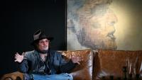 L'acteur américain Johnny Depp devant l'un de ses tableaux lors d'une interview après une avant-première de son exposition "A Bunch of Stuff" à Tokyo, le 27 novembre 2025