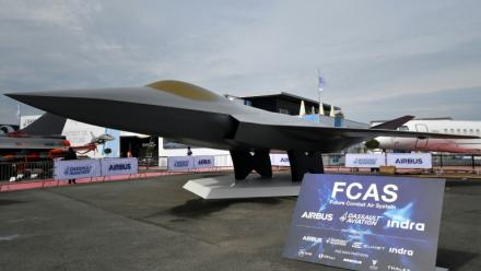 Maquette du futur avion de combat européen du programme Scaf présenté au salon du Bourget, près de Paris, le 18 février 2026 