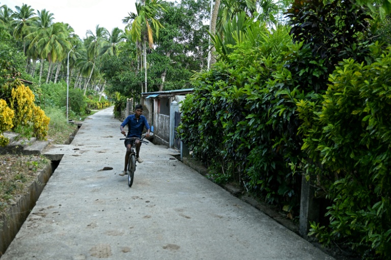 Un garçon à vélo dans le village de Campbell Bay, sur l'île de Grande Nicobar, dans l'archipel indien des Andaman-et-Nicobar, le 26 mars 2026 