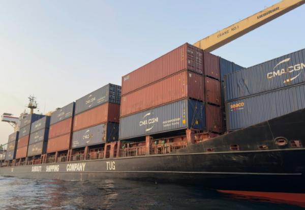 Un porte-conteneurs ancré près du détroit de Bab el manded, au large de la côte du Yemen dans le Golfe d'Aden, le 6 aout 2026