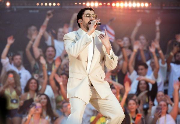 Bad Bunny se produit sur scène, le 1er juillet 2026 à Marseille