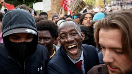 Le maire LFI de Saint-Denis, Bally Bagayoko, acclamé à son arrivée place de la Bastille pour le début d'une manifestation des lycéens, le 8 octobre 2026 à Paris