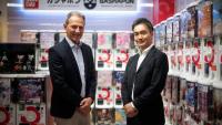 Le patron de l'enseigne française de jouets King, Philippe Gueydon (à gauche) et son homologue de Bandai Europe, Koji Iwata, dans la première boutique français dédiée aux jouets "encapsulés" dans des balles en plastique, vendus dans des machines, à Paris, le 2 avril 2026