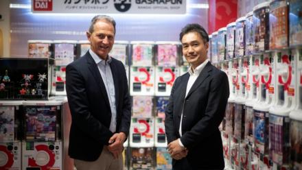 Le patron de l'enseigne française de jouets King, Philippe Gueydon (à gauche) et son homologue de Bandai Europe, Koji Iwata, dans la première boutique français dédiée aux jouets "encapsulés" dans des balles en plastique, vendus dans des machines, à Paris, le 2 avril 2026