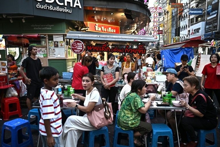 Des clients attablés dans un restaurant de rue, le 29 avril 2026 à Bangkok 