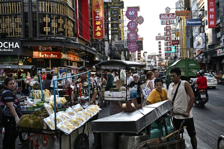 Des vendeurs ambulants, le 29 avril 2026 à Bangkok 