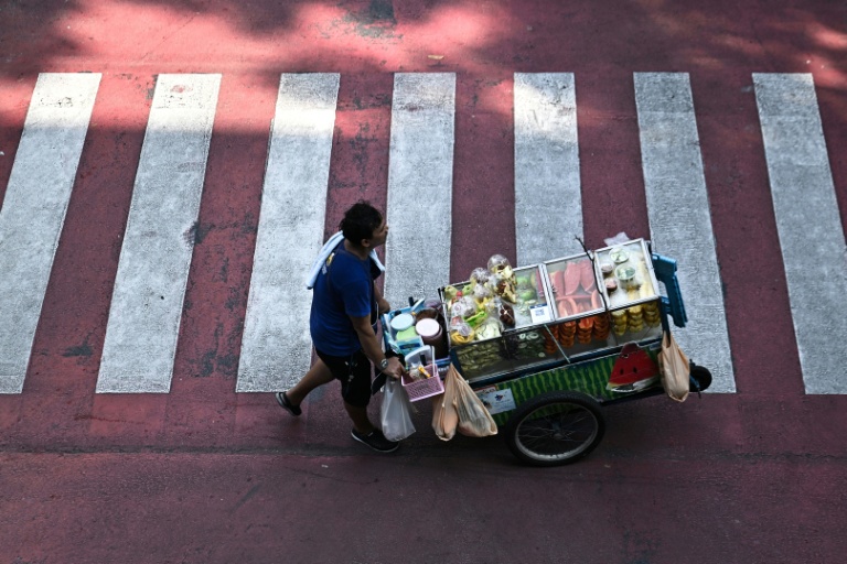 Un vendeur de rue, le 30 avril 2026 à Bangkok 