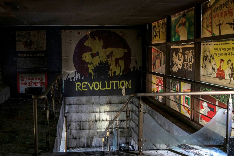 Les locaux incendiés du journal The Daily Star à Dacca, le 19 décembre 2025