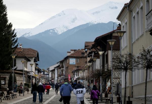 Une rue du centre de Bansko, avec le mont Pirin en arrière-plan, le 14 février 2026 en Bulgarie