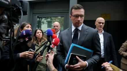 Le président du Rassemblement national, Jordan Bardella, à la sortie du siège du parti d'extrême droite à Paris le 6 octobre 2025