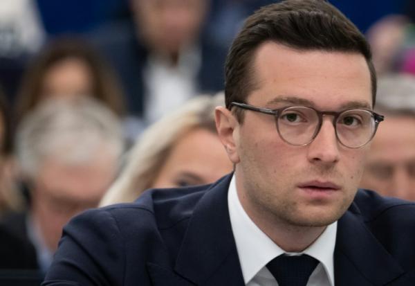 Le président du Rassemblement National (RN) et député européen, Jordan Bardella, participe à un vote lors d'une session plénière au Parlement européen à Strasbourg, le 20 mai 2026