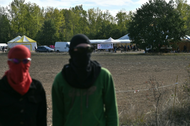 Des opposants à l'autoroute A69, qui doit relier Toulouse à Castres et être mise en service début novembre, manifestent sur un terrain agricole de Cambounet-sur-le-Sor, dans le Tarn, le 10 octobre 2026 