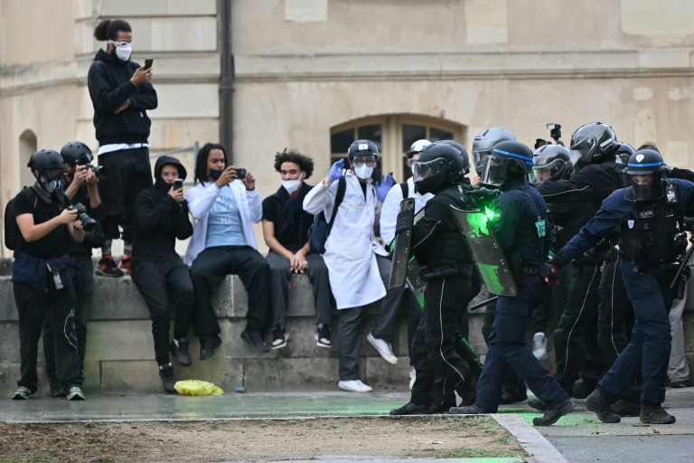 Des manifestants captent des images des forces de l'ordre avec leur téléphone portable pendant la mobilisation lycéenne à Paris, le 13 octobre 2026