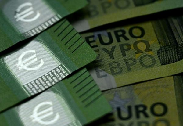 Le logo de l'euro sur des billets de 100 euros, décembre 2025