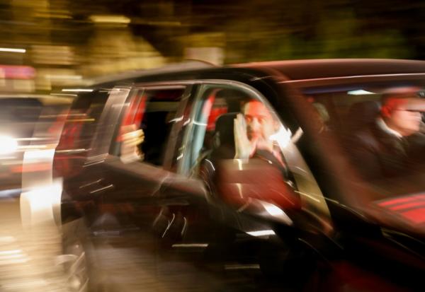 Voiture transportant des prisonniers politiques bélarusses libérés vers Vilnius, Lituanie, le 13 décembre 2025
B Belarusian street protest leader Maria Kolesnikova and Nobel Prize winner Ales Bialiatski walked free on on December 13, 2025 with 121 other political prisoners, released in an unprecedented US-brokered deal, rights groups announced.