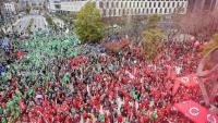 Vue de la manifestation contre les coupes budgétaires qui a réuni des dizaines de milliers de personnes, le 14 octobre 2025 à Bruxelles