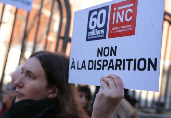 Manifestation le 2 février 2026 à Malakoff, près de Paris, contre la liquidation de l'Institut national de la consommation (INC), organisme public qui édite le magazine 60 Millions de consommateurs