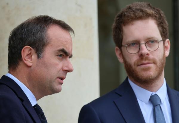 Le Premier ministre Sébastien Lecornu (g) et le ministre des Comptes publics David Amiel à la sortie de l'Elysée, le 10 juin 2026 à Paris