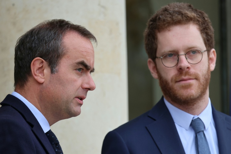 Le Premier ministre Sébastien Lecornu (g) et le ministre des Comptes publics David Amiel à la sortie de l'Elysée, le 10 juin 2026 à Paris