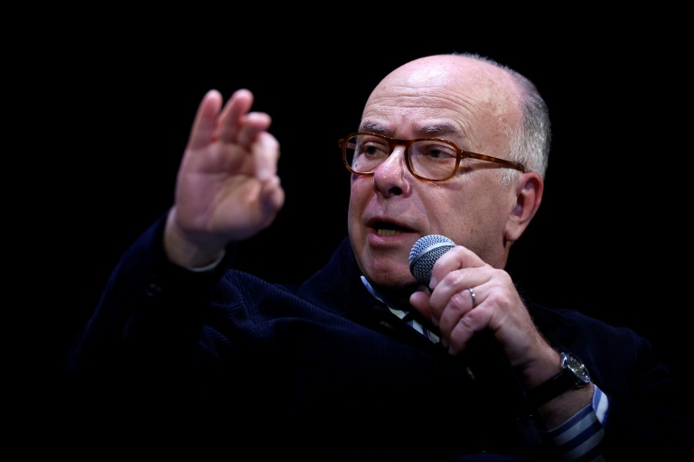 L'ancien Premier ministre Bernard Cazeneuve, à Paris le 11 avril 2026