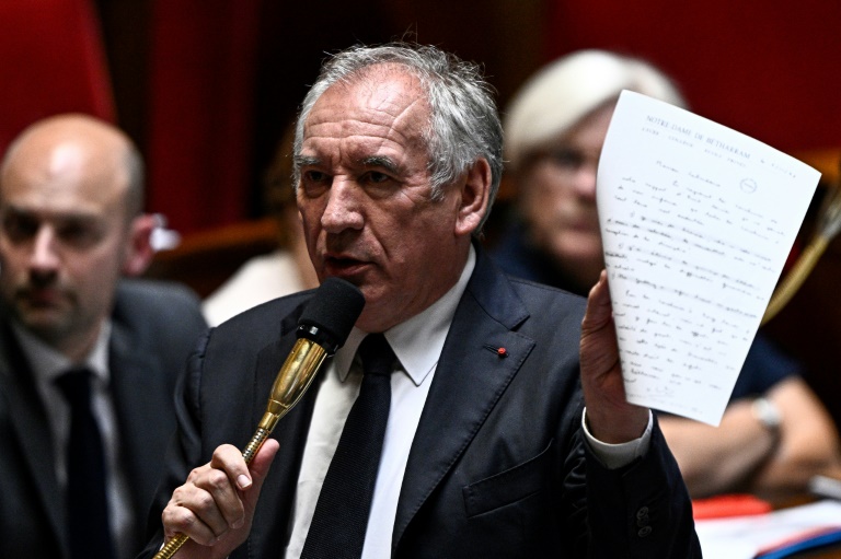 Le Premier ministre Francois Bayrou tient à la main une lettre de l'ancien directeur du collège-lycée Bétharram, le 20 mai 2025 à l'Assemblée nationale à Paris