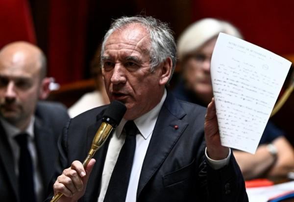 Le Premier ministre Francois Bayrou tient à la main une lettre de l'ancien directeur du collège-lycée Bétharram, le 20 mai 2025 à l'Assemblée nationale à Paris