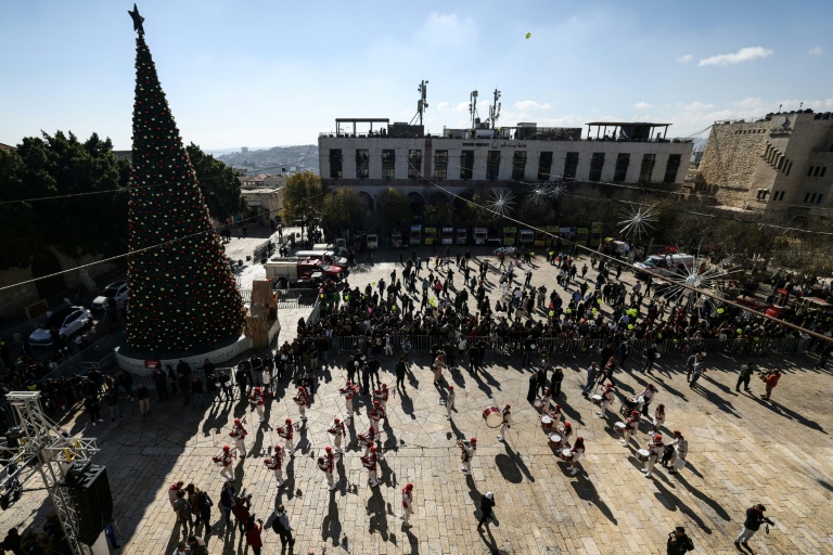 Une parade de scouts sur la place de la Mangeoire, devant la basilique de la Nativité à Bethléem, le 24 décembre 2025 en Cisjordanie occupée