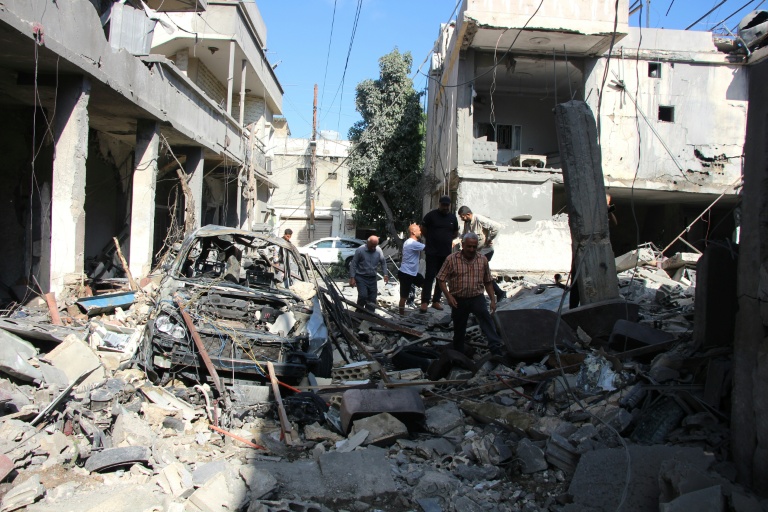 Des habitants inspectent les dégâts après une frappe israélienne sur Tyr, dans le sud du Liban, le 5 juin 2026