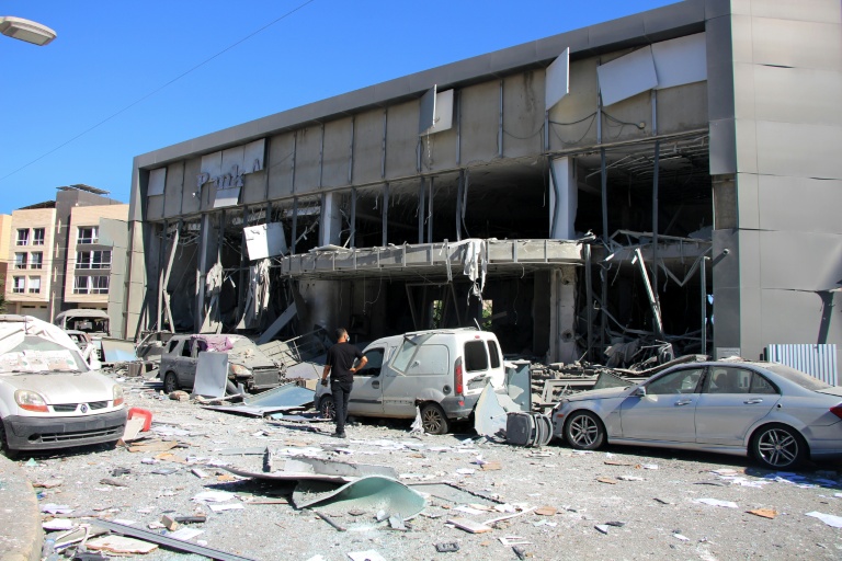 Un habitant inspecte les dégâts sur le site d'une frappe israélienne à Tyr, dans le sud du Liban, le 5 juin 2026