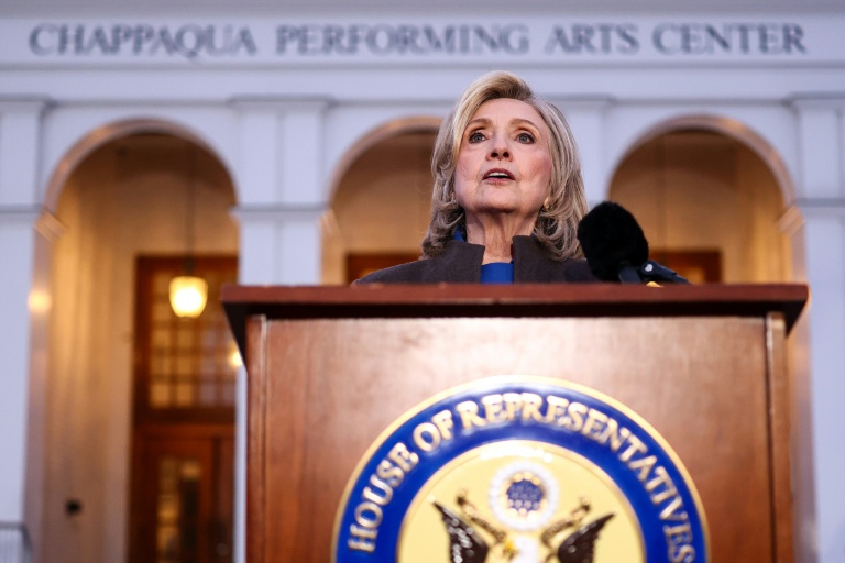 L'ancienne secrétaire d'État américaine Hillary Clinton s'adresse à la presse après sa déposition devant la commission de surveillance de la Chambre des représentants, dans le cadre de l'enquête sur ses liens avec le délinquant sexuel condamné Jeffrey Epstein, à Chappaqua, dans l'État de New York, le 26 février 2026