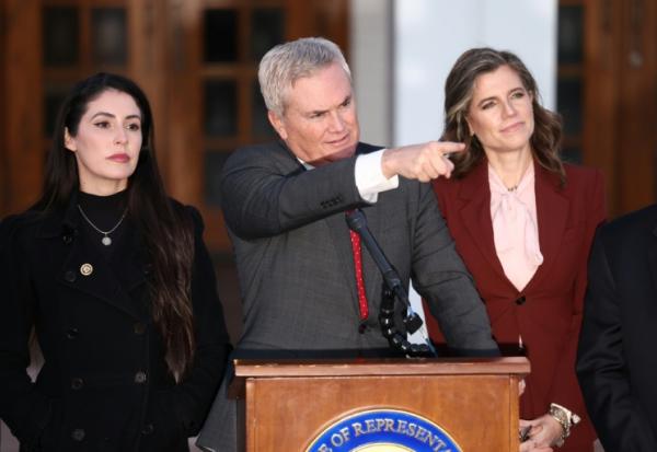 Le président républicain de la commission d'enquête parlementaire qui a interrogé vendredi l'ancien président Bill Clinton sur ses liens avec le criminel sexuel Jeffrey Esptein, le 27 février 2026