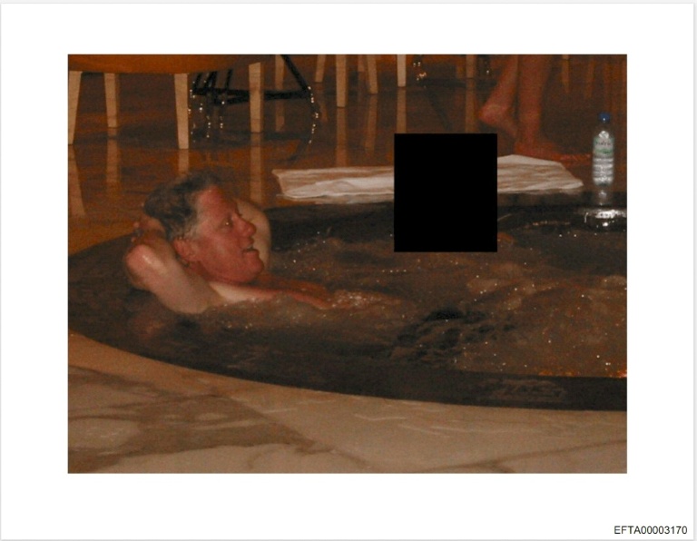 Photo rendue publique le 19 décembre 2025 par le ministère de la Justice américain dans le cadre du dossier Epstein, montrant l'ancien président Bill Clinton dans un bain à remous au côté d'une personne dont le visage est caché