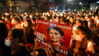 Un portrait de l'ancienne dirigeante birmane Aung San Suu Kyi lors d'un rassemblement pour demander sa libération, à Rangoun le 13 mars 2021 en Birmanie