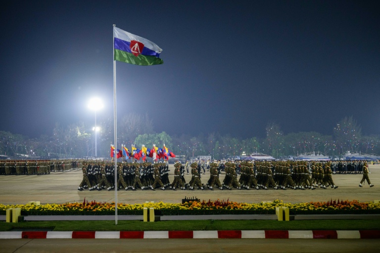 Des militaires birmans défilent à Naypyidaw, capitale de la Birmanie, le 27 mars 2026