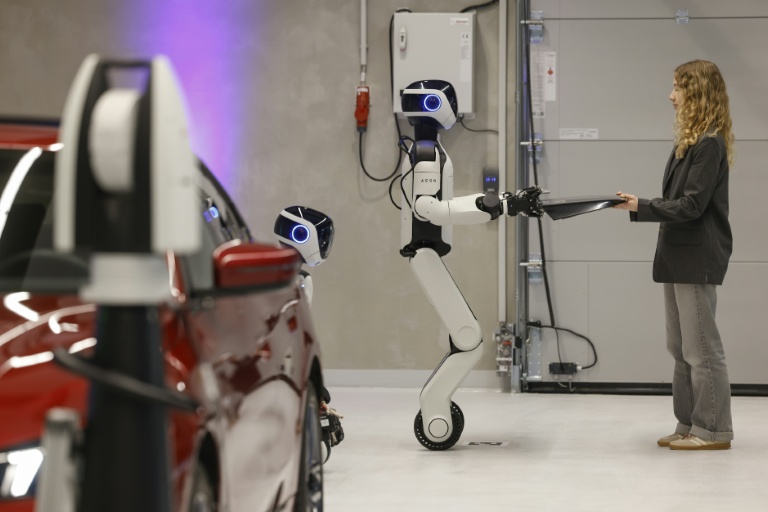 AEON, un robot humanoïde créé par l’entreprise Hexagon, remet une pièce destinée à une voiture alors qu’il est présenté par le consructeur automobile BMW à Munich (Allemagne), le 27 février 2026