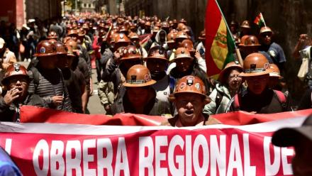 Des manifestants participent à un rassemblement contre la suppression par le gouvernement des subventions aux carburants, à La Paz, le 5 janvier 2026