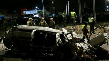 Les équipes de secours près de l'épave de l'avion militaire qui s’est écrasé à El Alto, près de La Paz, le 27 février 2026
