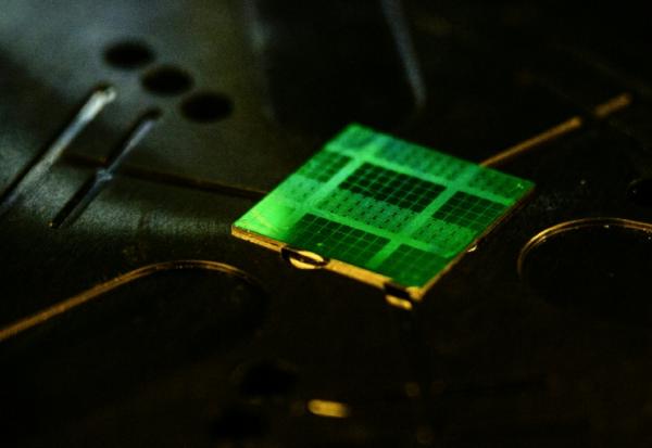 Une puce découpée dans une plaquette de semi-conducteur à Séoul, le 30 avril 2025 en Corée du Sud