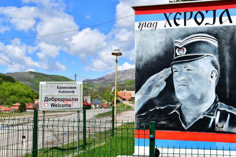 Une fresque murale de Ratko Mladic, ancien chef militaire des Serbes de Bosnie, avec l'inscription 