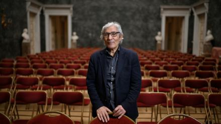 L'écrivain franco-algérien Boualem Sansal pose avant une interview au Palais des Académies à Bruxelles, le 24 avril 2026