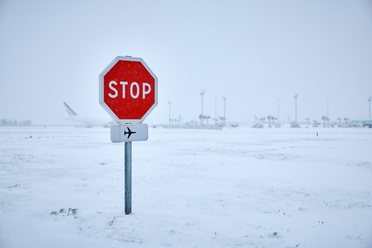 Un panneau à l'aéroport d'Orly, au sud de Paris, où 40 vols ont été annulés en raison de la neige, le 7 janvier 2026
