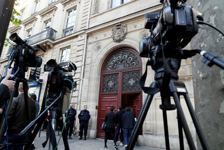 Des caméras installées devant des policiers qui montent la garde à l'entrée d'une résidence hôtel de la rue Tronchet, près de Madeleine, le 3 octobre 2016 à Paris, où la star américaine de la téléréalité Kim Kardashian a été braquée par des assaillants déguisés en policiers qui ont emporté plusieurs millions d'euros de bijoux