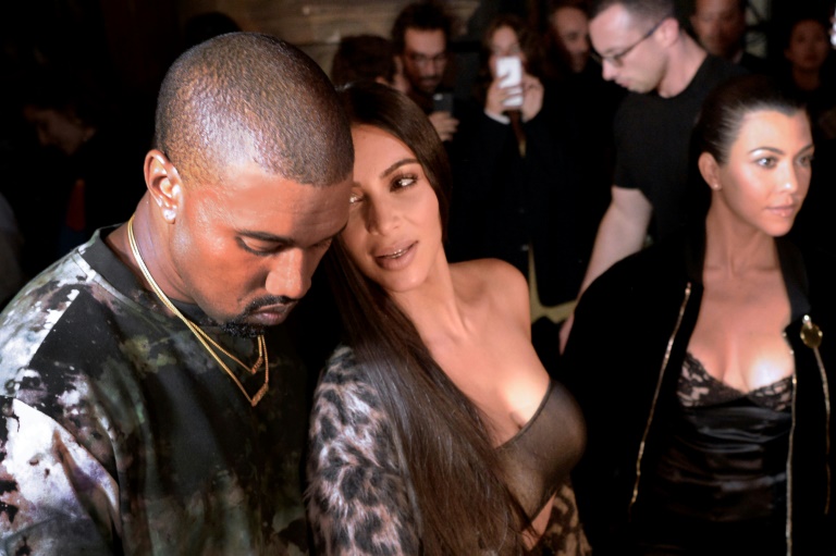 (g-d) Kanye West, Kim Kardashian et sa soeur Kourtney Kardashian assistent à un défilé de mode à Paris, le 29 septembre 2016