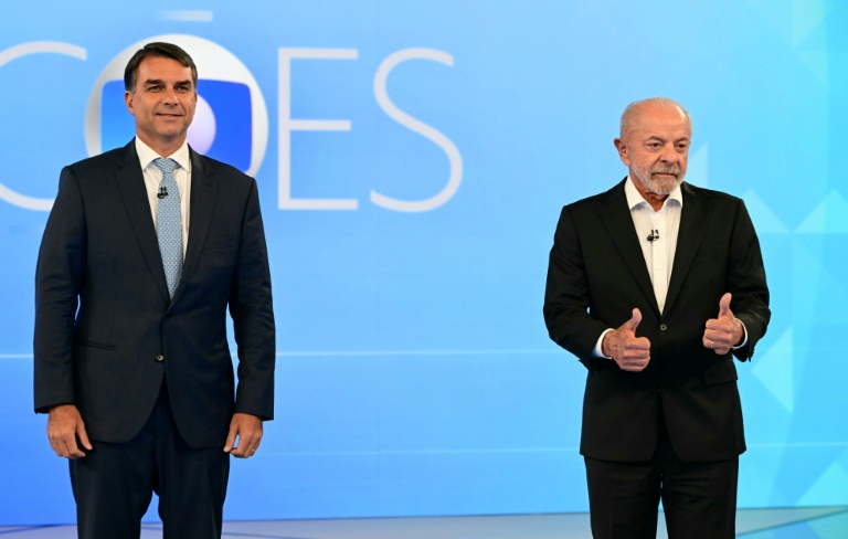 Les candidats à la présidence du Brésil, Flavio Bolsonaro (g.) et Luiz Inacio Lula da Silva, lors d’un débat présidentiel avant le second tour, le 23 octobre 2026 à Rio de Janeiro